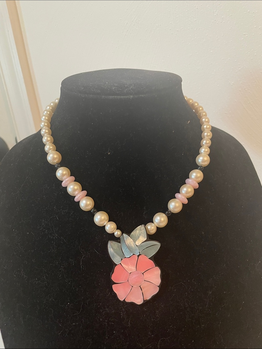 Lee sands flower necklace MOP